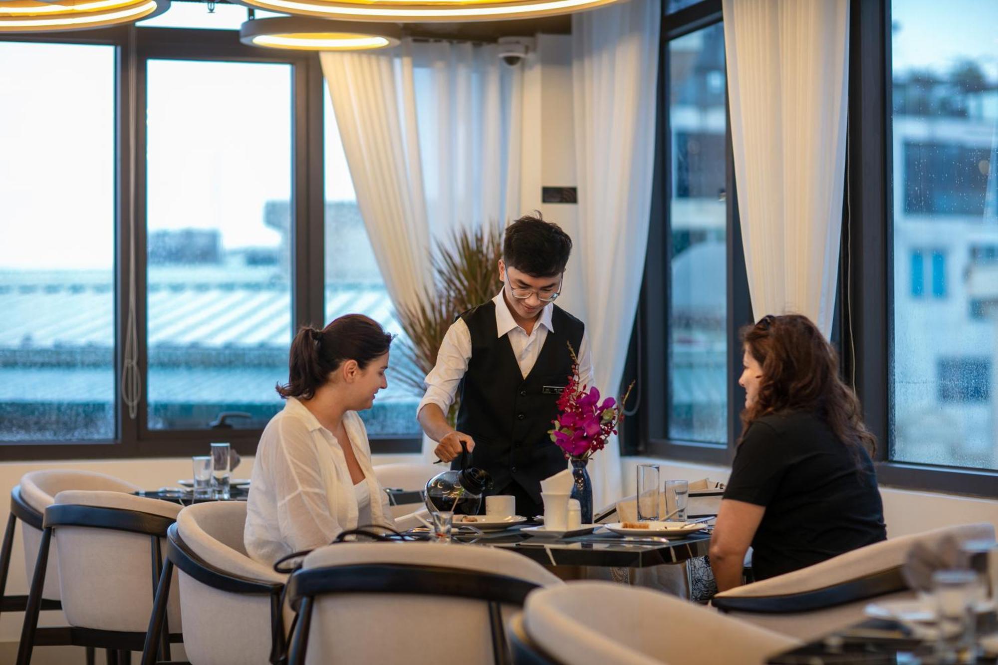 Le Premier & Rooftop Bar Hanoi