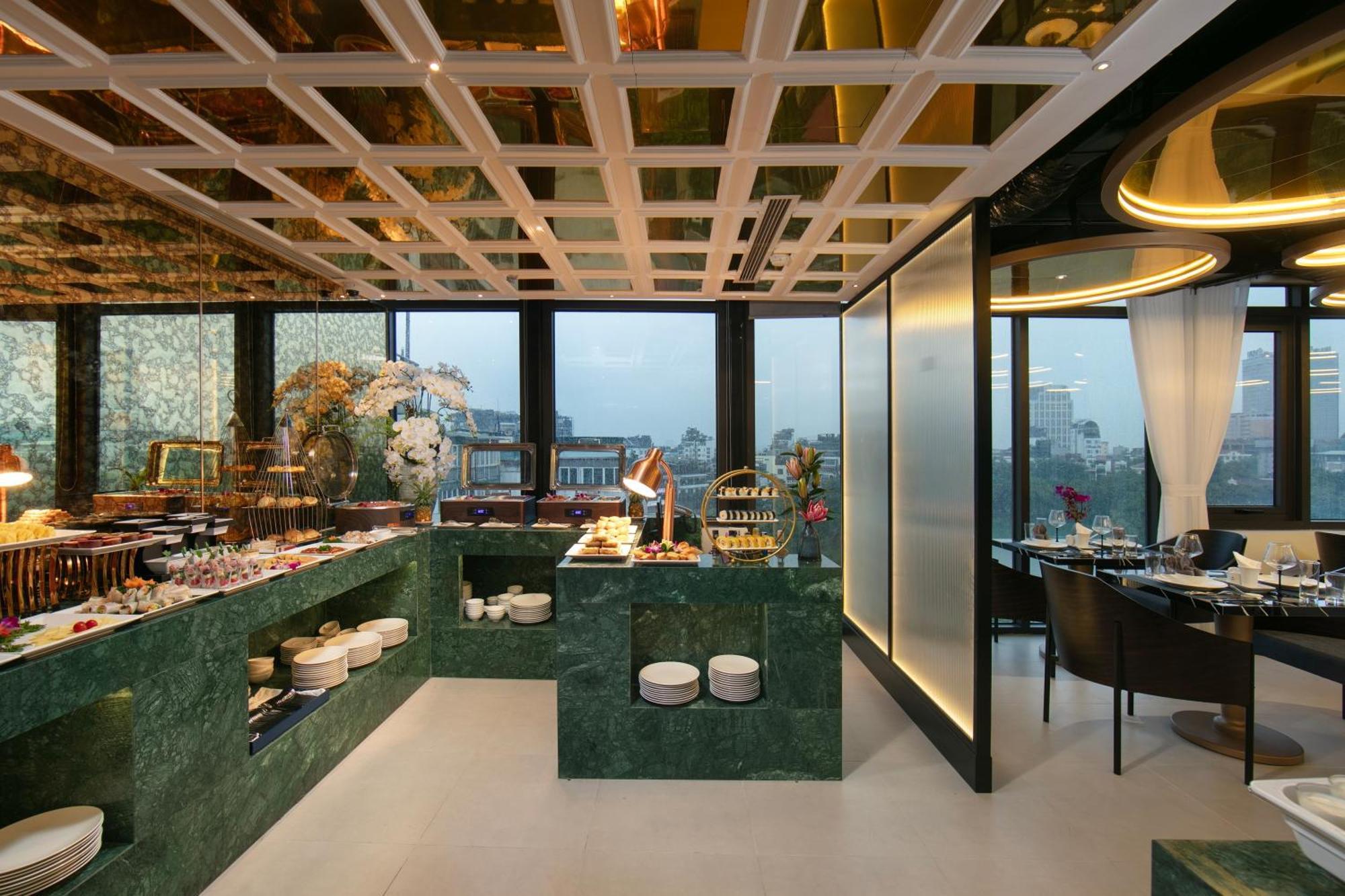 Le Premier & Rooftop Bar
